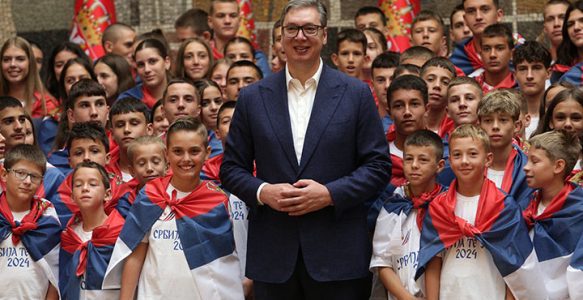 Aleksandar Vučić sa mladim sportistima u Palati Srbija